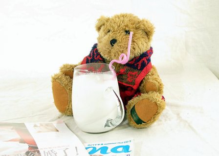 晚上喝一杯牛奶的说说 睡前喝牛奶说说