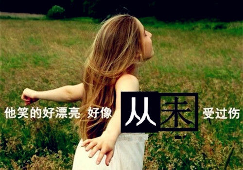 描写一个人站在花丛中的句子
