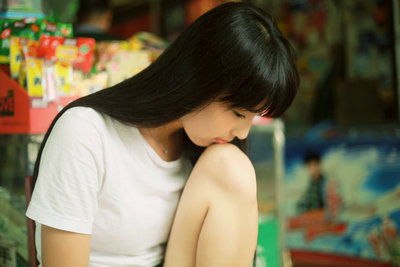 美人荡秋千诗句